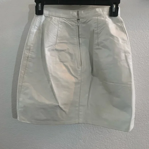 White leather mini skirt 3/4 vintage - Picture 2 of 3